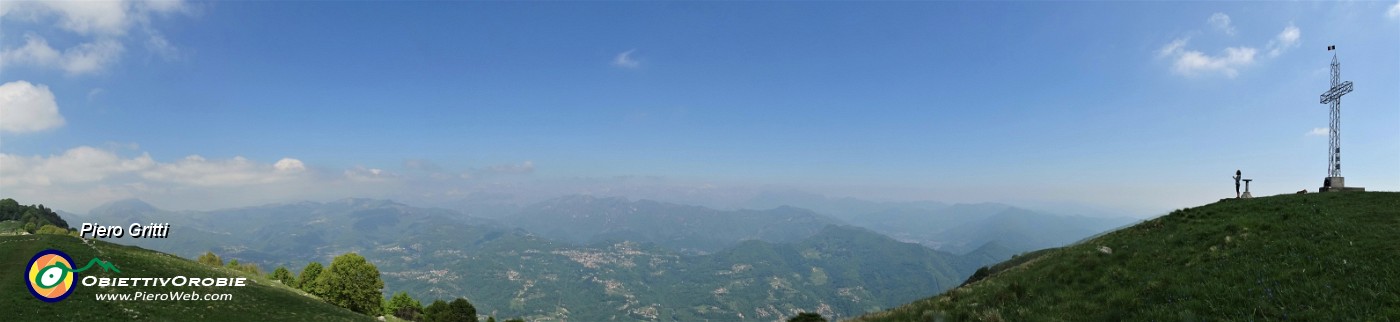 48 Alla croce del Linzone (1392 m) con vista verso Velle Imagna e Prealpi Orobie.jpg